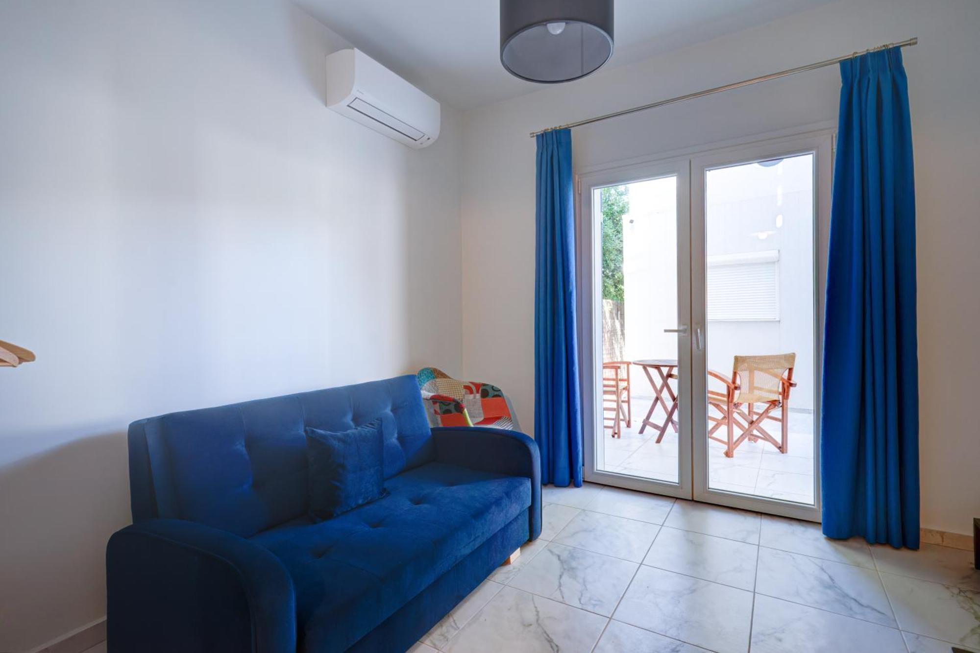 Molos Beachfront Apartments In Diakopto Habitación foto