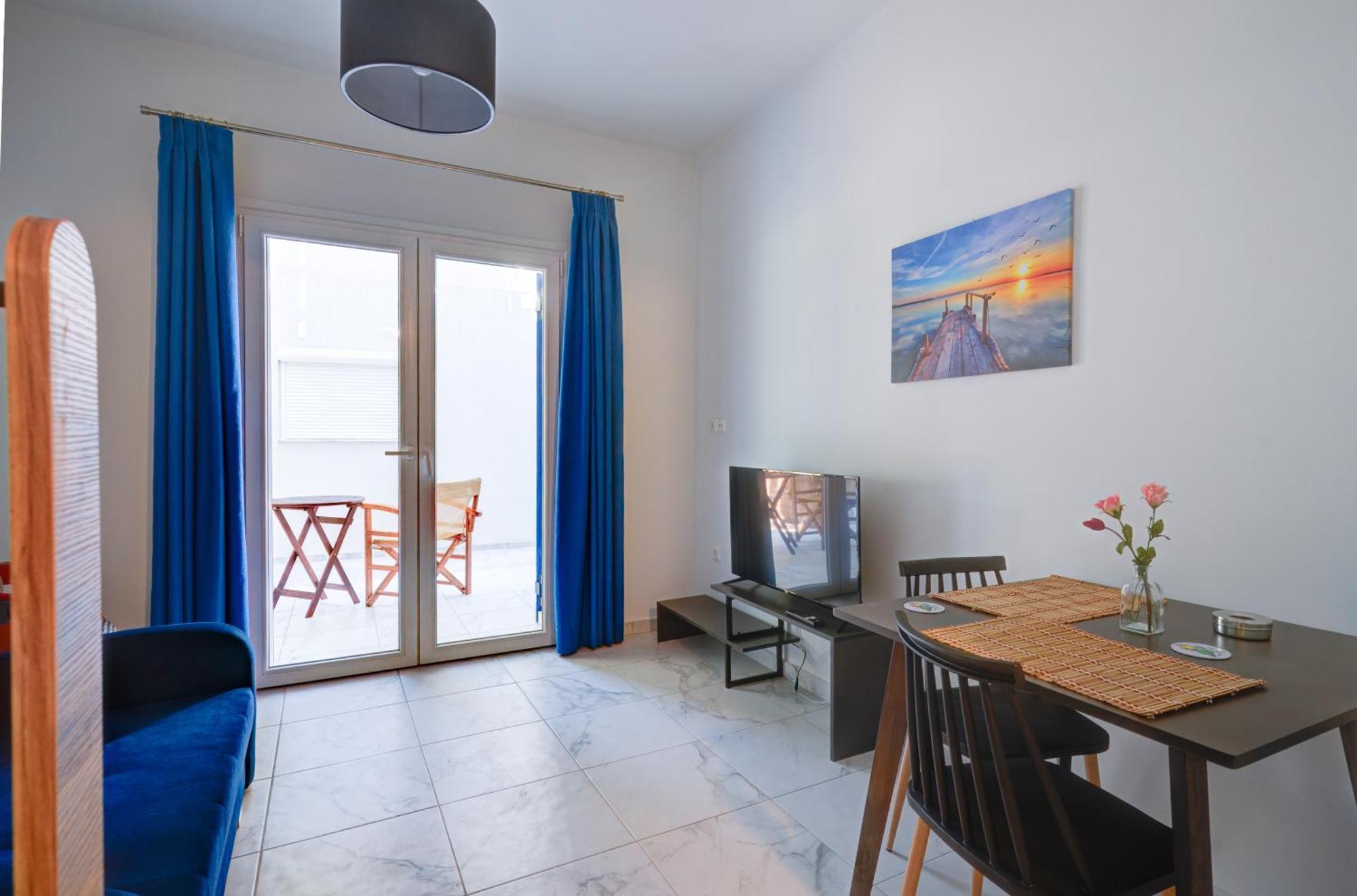 Molos Beachfront Apartments In Diakopto Habitación foto
