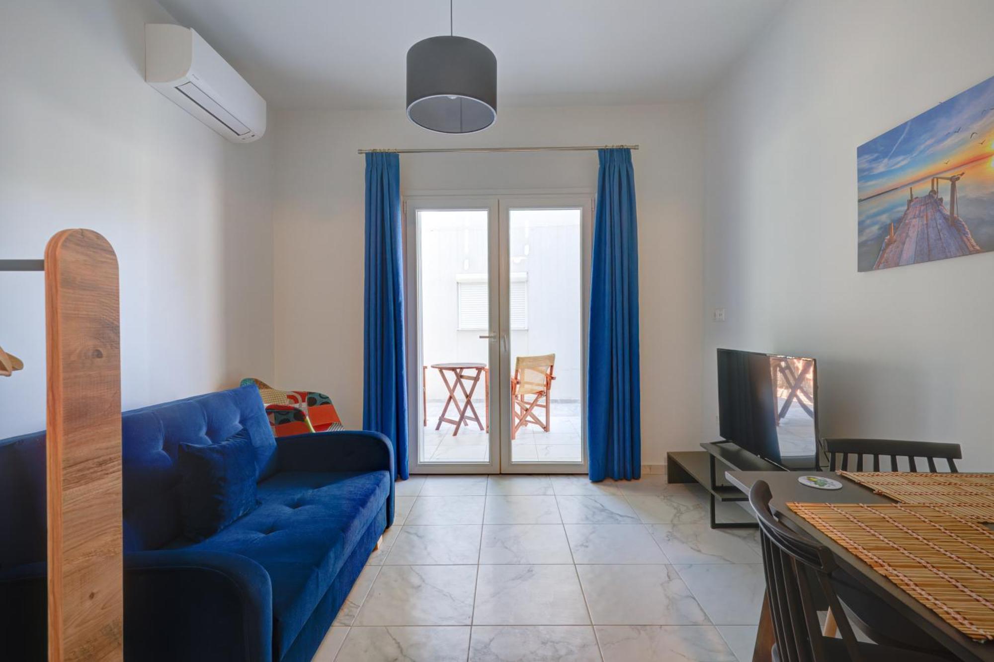 Molos Beachfront Apartments In Diakopto Habitación foto