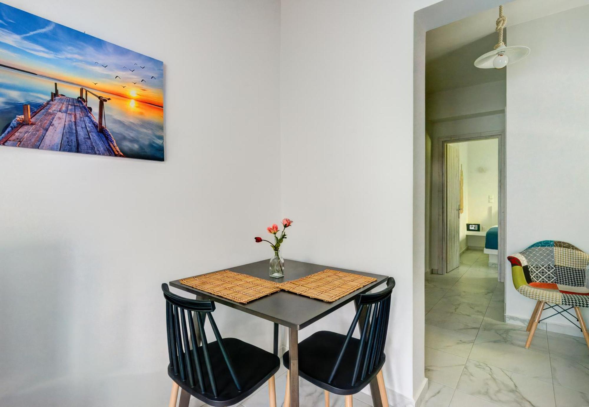 Molos Beachfront Apartments In Diakopto Habitación foto