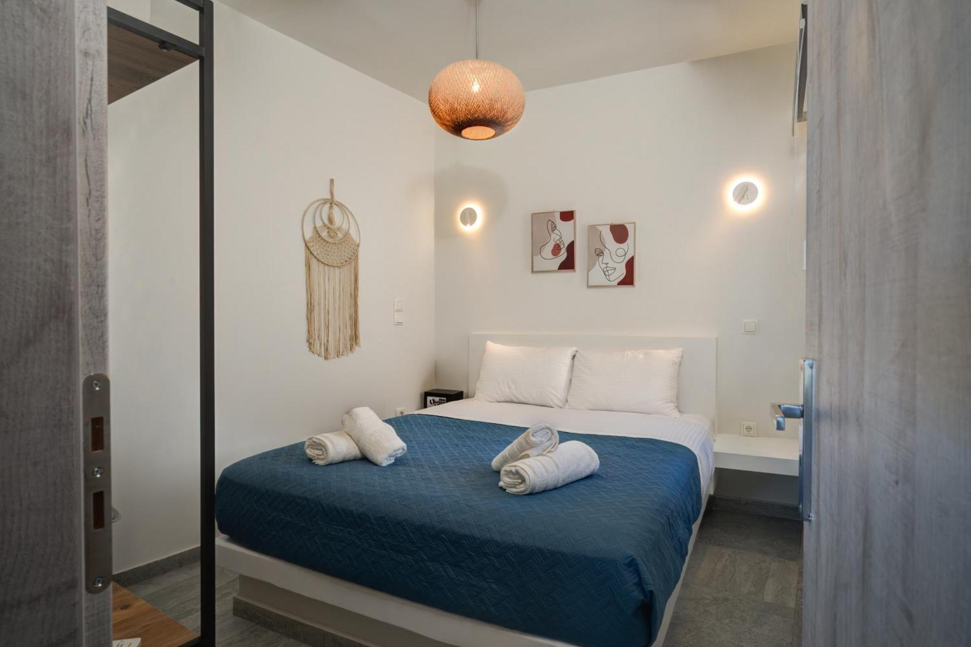 Molos Beachfront Apartments In Diakopto Habitación foto